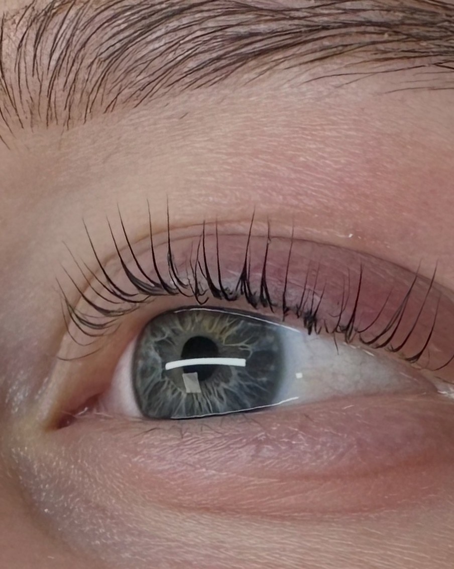 Wimpers vlak na een lashlift, van dichtbij