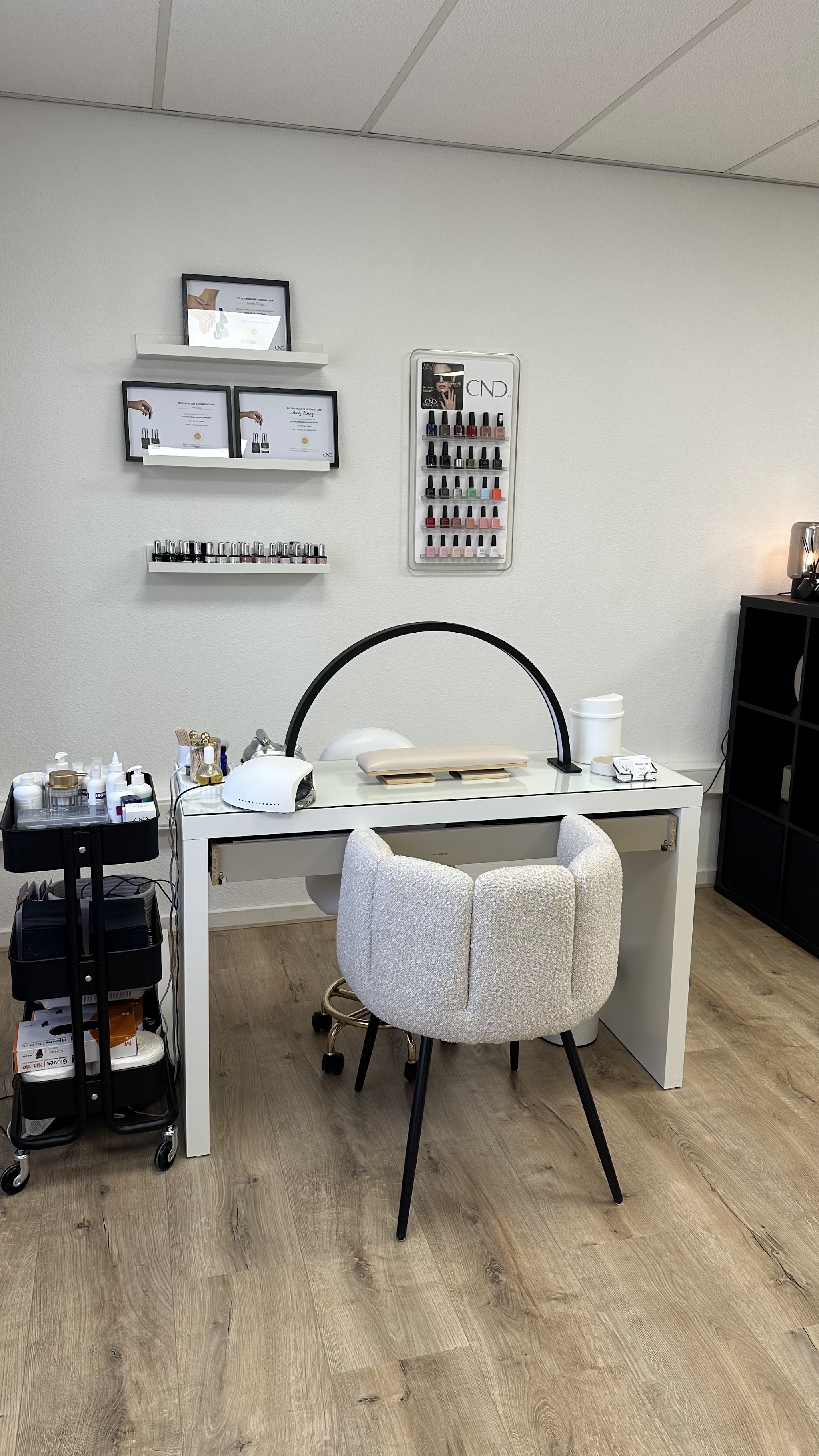 Werktafel met witte stoel en wandplanken
